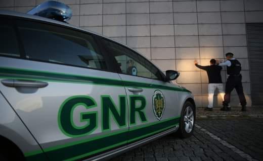 Prisão preventiva para suspeito de maltratar mulher em Redondo Guarda detém indivíduos no Alentejo