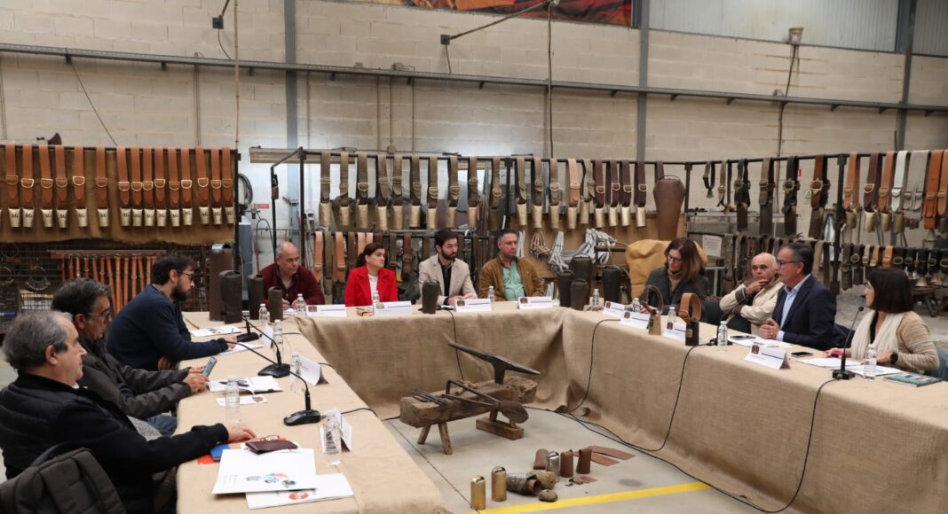 Encontro em Alcáçovas propõe medidas para assegurar continuidade do fabrico de chocalhos