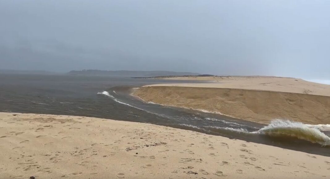Lagoa de Santo André abre naturalmente ao mar lusa