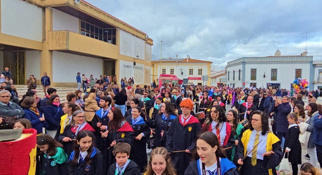 Primeiro corso do Carnaval de Redondo junta centenas de foliões e enche centro da vila