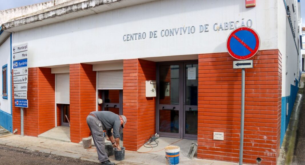 Município de Mora realiza obras de manutenção na Associação de Reformados de Cabeção