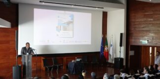A habitação, a pobreza energética e a coesão territorial estiveram esta sexta-feira em debate em Portalegre, durante o seminário "Casas e Sítios – Desafios e Estratégias Integrativas", iniciativa promovida pela Plataforma Supraconcelhia do Alto Alentejo, pela Comunidade Intermunicipal do Alto Alentejo (CIMAA) e pela EAPN Portugal. O encontro decorreu no Auditório do Museu da Tapeçaria de Portalegre – Guy Fino e reuniu representantes do Governo, autarquias, instituições públicas, academia e entidades ligadas ao desenvolvimento territorial, com o objetivo de refletir sobre alguns dos principais desafios enfrentados pelos territórios do interior. A sessão de encerramento contou com a participação da secretária de Estado da Habitação, Patrícia Gonçalves Costa, e do presidente da Comissão de Coordenação e Desenvolvimento Regional (CCDR) do Alentejo, Ricardo Pinheiro. Habitação no centro do debate sobre o futuro do Alto Alentejo Para o presidente da CIMAA, Joaquim Diogo, em declarações ao jornal ODigital.pt, a discussão destas matérias assume particular relevância numa região marcada pela baixa densidade populacional e pelo envelhecimento demográfico. "Debatemos muito a temática da habitação. É uma das grandes temáticas deste seminário, onde tivemos duas mesas-redondas dedicadas às dinâmicas habitacionais e às estratégias integradas para a coesão social e territorial, sempre relacionadas com a temática da habitação", afirmou. Despovoamento e fixação de população entre as principais preocupações Segundo o autarca, o debate em torno da habitação está diretamente ligado à capacidade do território para atrair e fixar população. "Num território bastante despovoado e bastante disperso, é importante que possamos criar dinâmicas e políticas de atração de jovens e de pessoas para este território. Mas, acima de tudo, criar dinâmicas e políticas que permitam manter as pessoas que vivem cá", sublinhou. Joaquim Diogo defendeu ainda a necessidade de criar condições que permitam aos jovens desenvolver os seus projetos de vida na região, destacando o papel desempenhado pelo ensino superior. "Uma das grandes dinâmicas é ligarmos o sucesso do número de alunos que o nosso Instituto Politécnico tem e criarmos soluções para que eles possam desenvolver os seus projetos aqui, possam ter a sua habitação cá e possam começar a construir o sonho da sua vida neste território", referiu. Pobreza energética e transição energética justa em análise Ao longo do dia foram abordados temas relacionados com as dinâmicas habitacionais, as estratégias de coesão social e territorial, a pobreza energética e a transição energética justa, contando com a participação de representantes de municípios do Alto Alentejo, do Instituto da Habitação e da Reabilitação Urbana (IHRU), da EAPN Portugal, da CCDR Alentejo, da AREANATejo, da BIOBIP e da NOVA University Lisbon. Entre os assuntos analisados estiveram também os desafios do acesso à habitação, a integração de populações vulneráveis e a necessidade de desenvolver soluções adaptadas aos territórios do interior. A eficiência energética constituiu outro dos temas em destaque. Para Joaquim Diogo, a utilização sustentável dos recursos deve assumir um papel central nas políticas públicas. "É uma obrigação dos dias de hoje pensarmos de forma global. A utilização de recursos, não só na energia, mas também na água e nos combustíveis, exige uma visão abrangente da sua reutilização e da sua melhor utilização", afirmou. Coesão territorial e desafios dos territórios de baixa densidade O seminário permitiu reunir diferentes perspetivas sobre habitação, inclusão social, energia e desenvolvimento territorial, num momento de reflexão sobre os desafios que se colocam ao Alto Alentejo e aos restantes territórios de baixa densidade do país. De seguida, fique com as imagens da sessão de abertura.