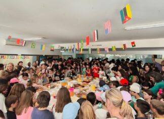 Comunidade escolar de Vila Viçosa celebra diversidade cultural com 13 nacionalidades: “Enriquece a escola” (c/fotos) Agrupamento de Vila Viçosa celebra diversidade cultural com 13 nacionalidades: “A diferença enrique a escola” (c/fotos)