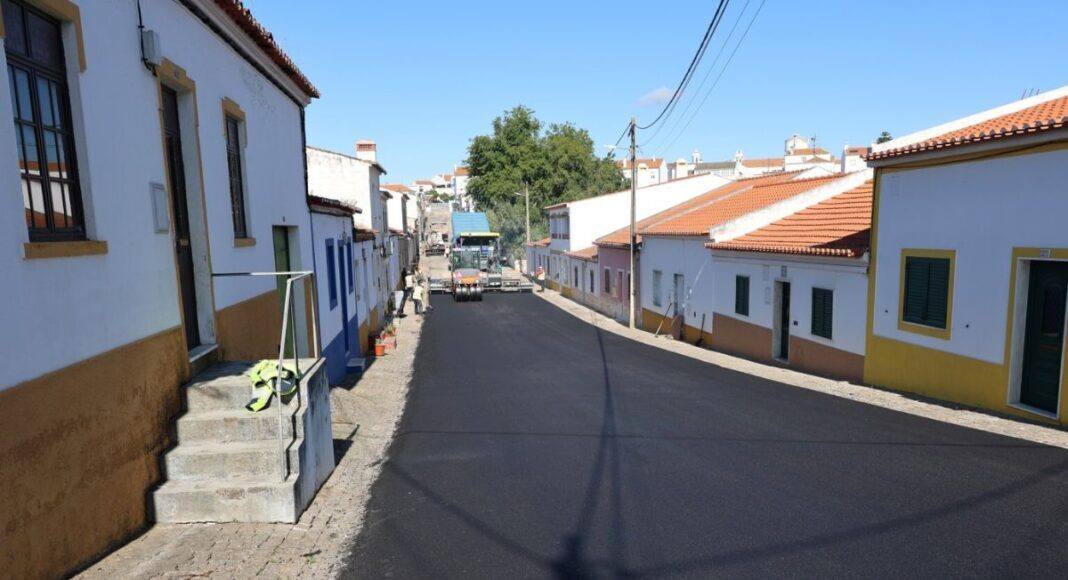 Câmara de Sousel avança com obras de alcatroamento em várias ruas da vila