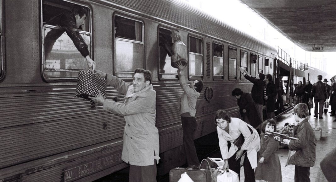 Como as fotografias de Marques Valentim retratam a passagem da ditadura à democracia em Portugal